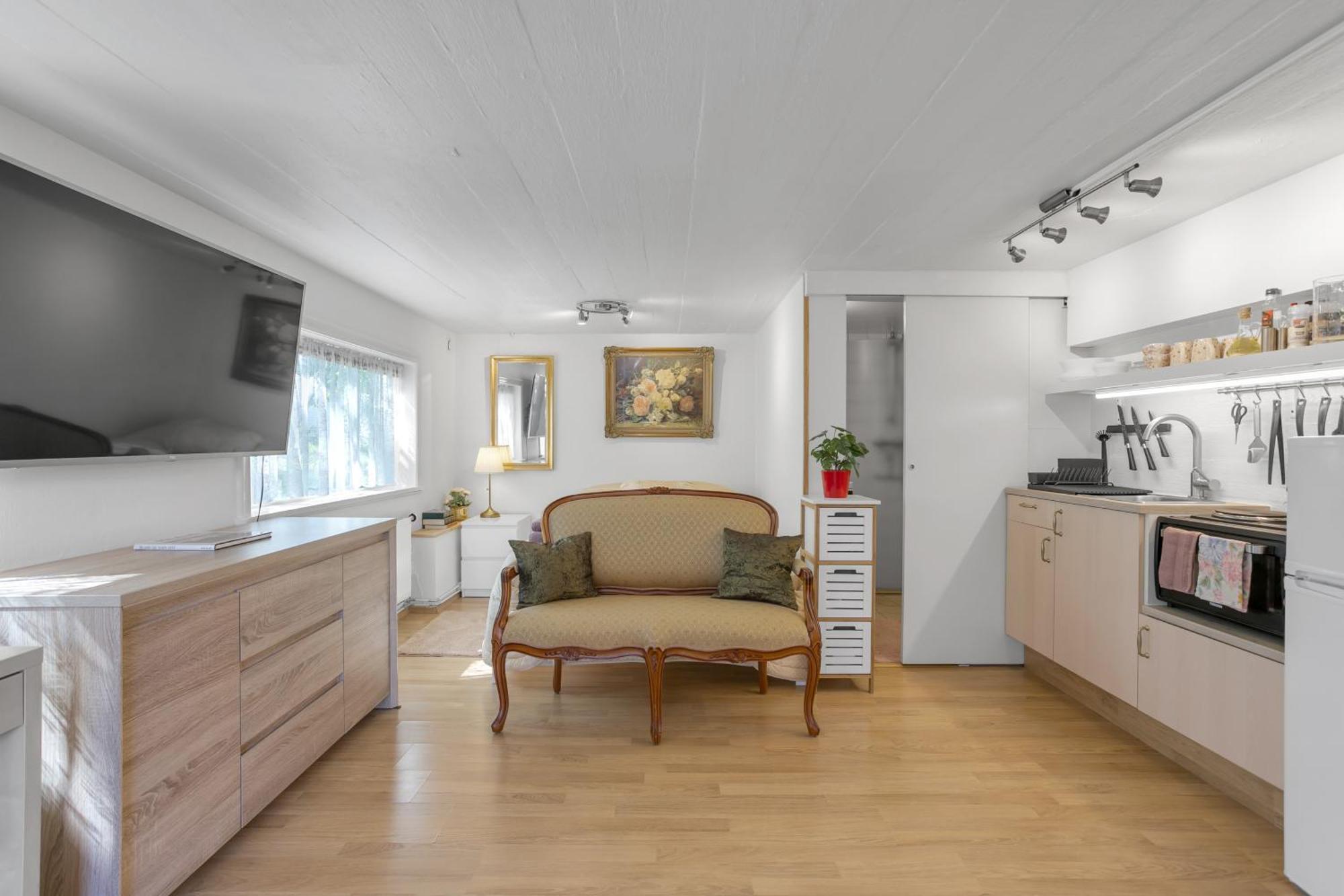 Lara In Laugardalur Valley, Park And Botanical Garden, Private Entrance, Free Private Parking On Side Reykjavik